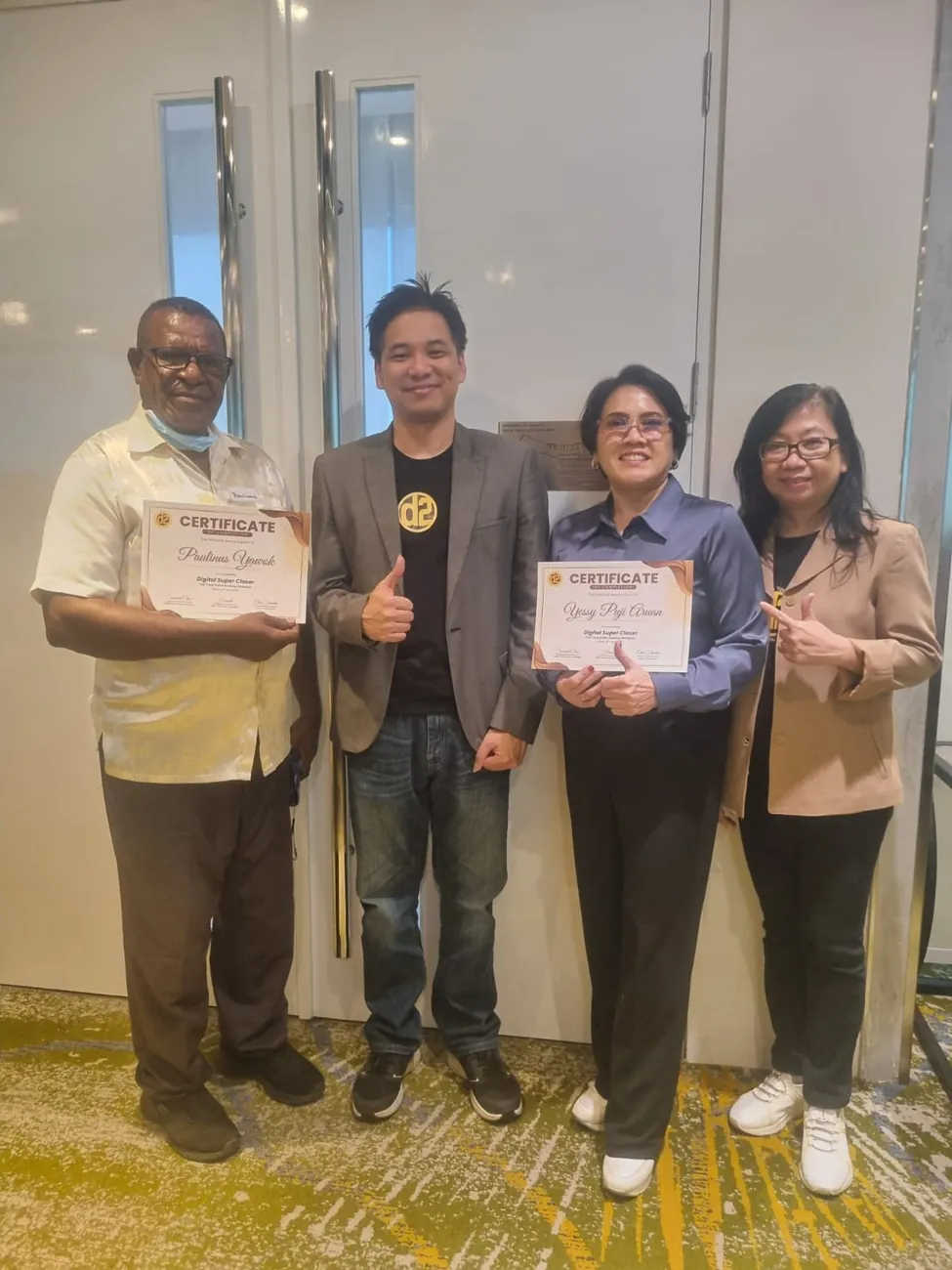 Paulinus Yawok bersama mentor dan sesama peserta menerima sertifikat