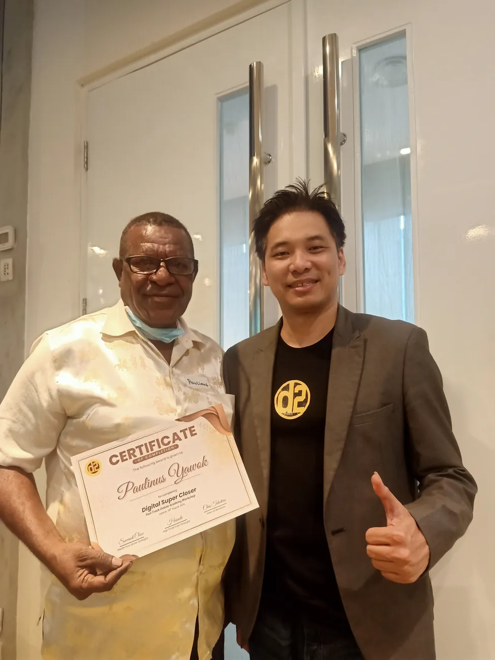 Paulinus Yawok memegang sertifikat Digital Super Closer bersama seorang mentor